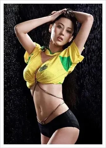 刚小希半婐出镜足球宝贝写真 尺度破表让你流鼻血图片