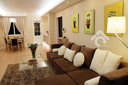 咖啡色超软沙发搭配暖暖的色调 75平的简约(组图)