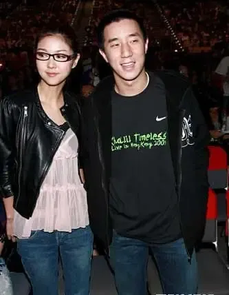 房祖名密会小龙女+成龙儿女家居密照兄妹神似(