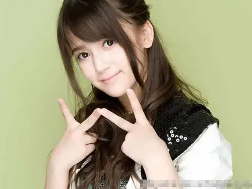 日本最萌混血小校花惊艳出镜宅男们的最爱(组图