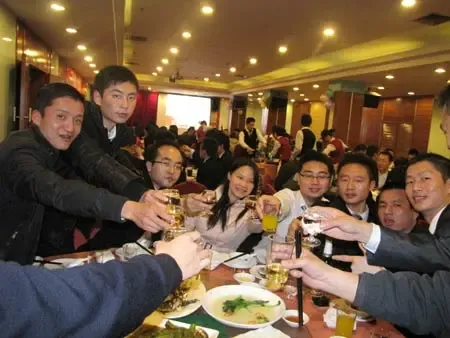 共同举杯