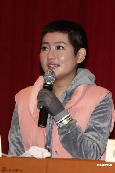 selina烧伤3个月后首度三分平头现身