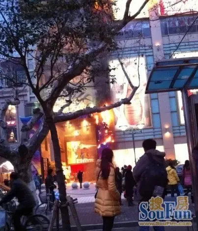 【快讯】南京金轮新天地失火|搜房地产资讯