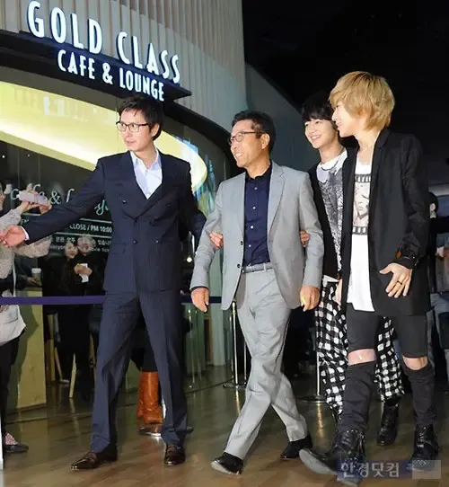 簇拥现身的李秀满