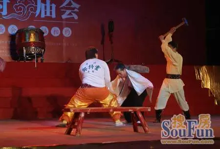 舞狮队的硬气功表演让人叹为观止