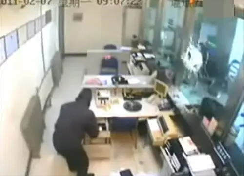 史上最牛淡定劫匪砸窗哥 如此抢银行雷死人不