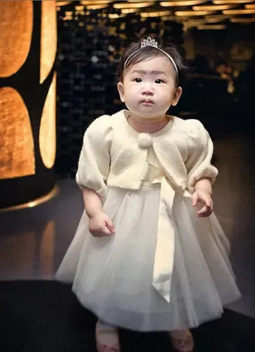 小贝女儿未落地先遭曝光 <em>合成</em>照酷似小辣妹|