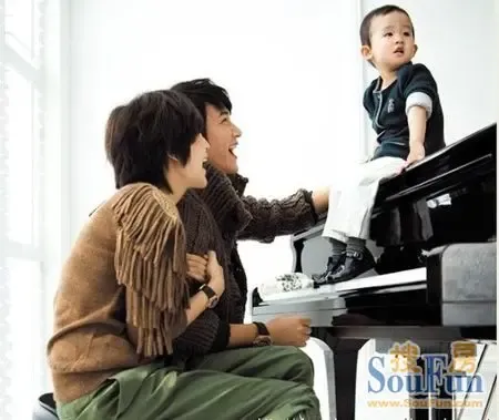 [温馨]<em>陆毅</em>两岁半女儿曝光 一家三口温馨合影照