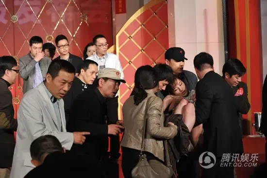 叶璇发布会现场晕倒被抬下场 看风水保健康(图