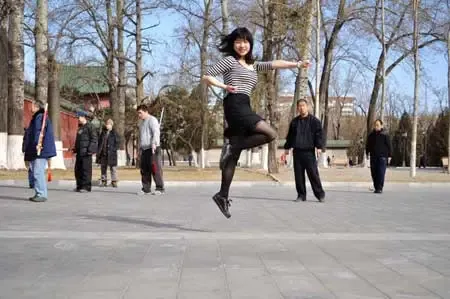 国内网友争相扮演\悬浮人\