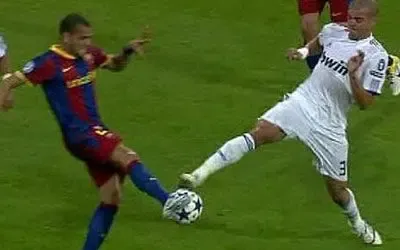 阿尔维斯是假摔! 佩佩根本没碰到阿尔维斯