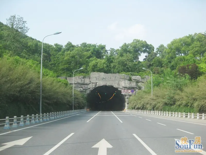 光耀蹓跶公寓北面的冠山隧道(图片来源:搜房网)
