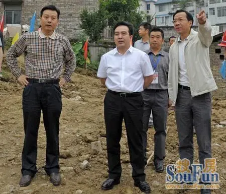 涪陵区委书记张鸣(左二),区长沈晓钟(右一)现场了解白鹤森林公园安置