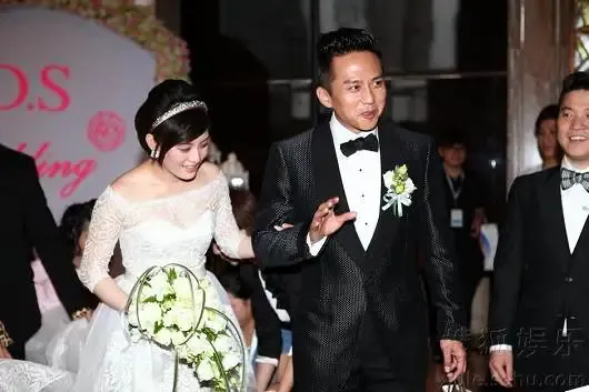 孙俪邓超婚礼现场:派发红包及巧克力