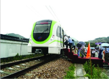 苏州轻轨1号线列车首次试跑 平均时速达30公里