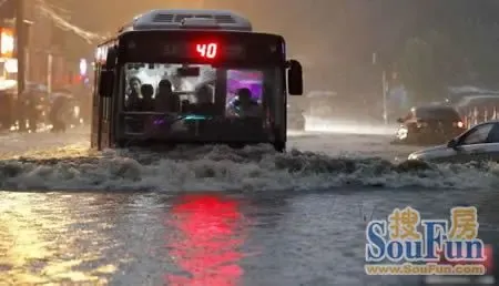 北京暴雨图片大全 看暴雨中名副其实的"北漂"|搜房地产资讯