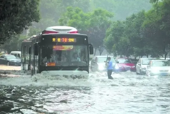 成都现看海奇迹 暴雨下可去武汉北京看海(图)|