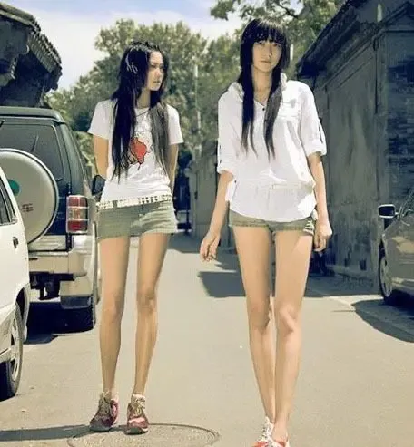 <em>双胞胎姐妹</em>孔燕松美腿被爆造假 网友:全靠PS_