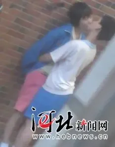 <em>一男一女</em>两中学<em>生</em>在街巷里当众接吻