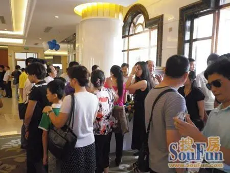 银行银行vip客户看房团挤满销售大厅