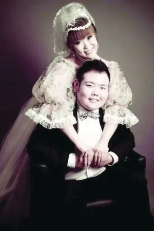 "网络小胖"微博晒结婚照 新娘是其经纪人(图)