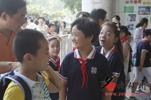 开学典礼花心思 四年级学生领着新生进学堂