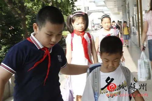 开学典礼花心思 四年级学生领着新生进学堂