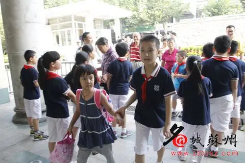 开学典礼花心思 四年级学生领着新生进学堂