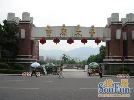 重庆大学是教育部直属的著名全国重点大学,九月中旬的重大校园里,到处