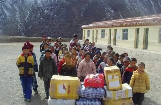 金地伊顿山启动 为山区孩子送温暖 衣物捐赠活