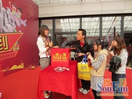 搜房网史上最大展位成亮点 网友抽奖签名引爆全场