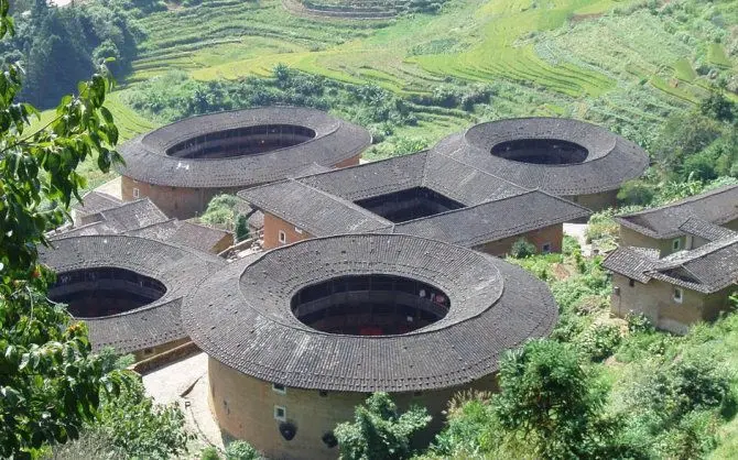 福建土楼也称客家土楼,它是世界上独一无二的山区大型夯土民居建筑
