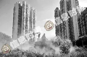 随着尘土漫天飞扬和工程车的轰隆声海珠区"最牛钉子屋"开始拆除.