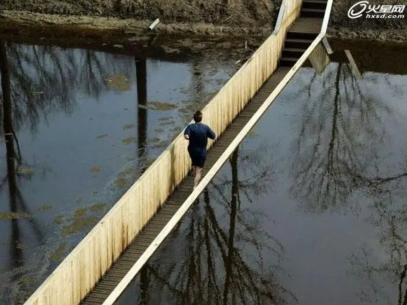 荷兰水上旅游点 神奇"隐形桥"涨水只能游?