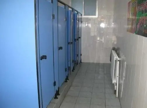 公共厕所不够人性化 儿童“方便”很艰难 公共厕所不够人性化 儿童“方便”很艰难