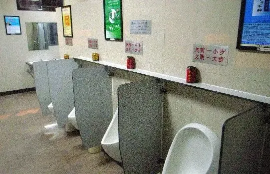 公共厕所不够人性化 儿童“方便”很艰难 公共厕所不够人性化 儿童“方便”很艰难