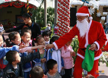 深圳欢乐谷“百变圣诞”登场