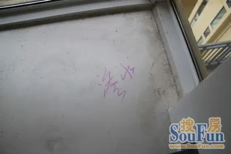 其他问题:窗台渗水记得叫开发商带上玻璃胶来补胶.