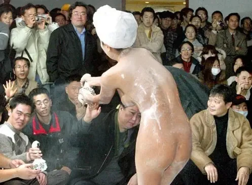 少女商场全身裸体推销沐浴露,还邀请观众一起试