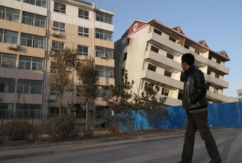 面对河北楼歪歪事件,楼体开发商和城乡建设局