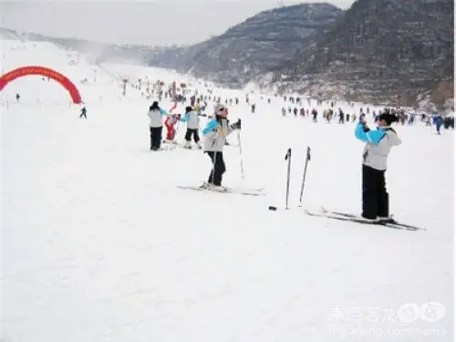 郑州桃花峪滑雪场:严冬的绚烂在这里绽放