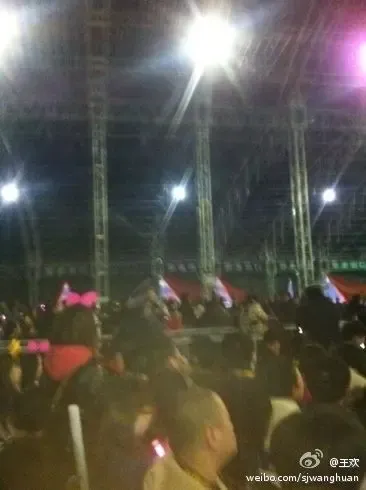 王菲重庆演唱会观众席坍塌 17日演唱会因故取消-上海商业地产网-搜房网