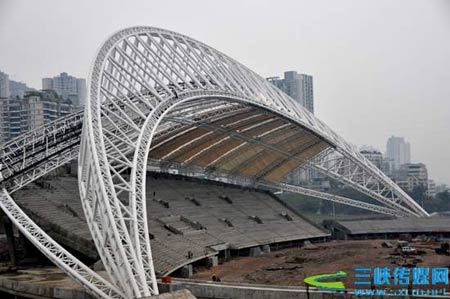 万州区体育场进入钢结构和膜结构施工阶段.