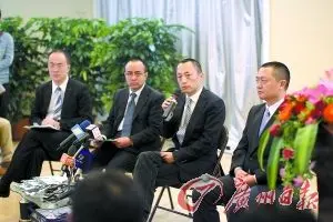 万科总裁郁亮(右二),佛山万科置业总经理李升阳(右一)在新闻发布会上.