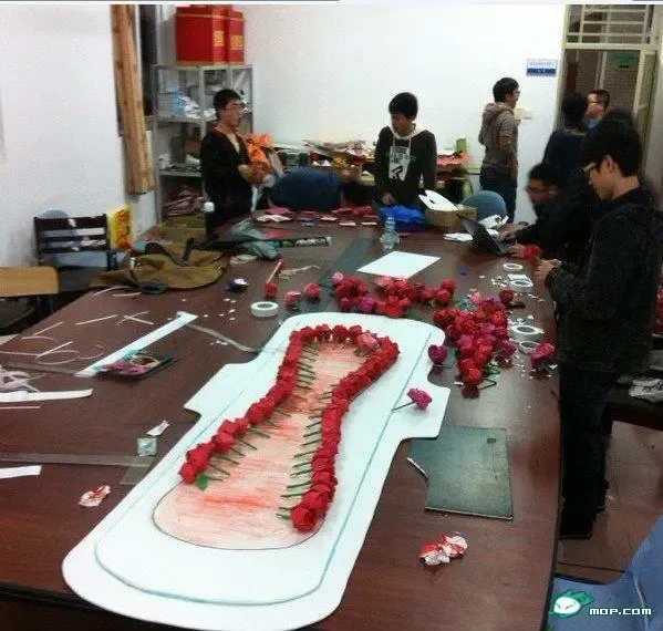 厦大<em>女生</em>节玫瑰<em>卫生巾</em>引网友感叹