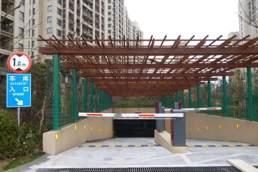 小区地下车库入口