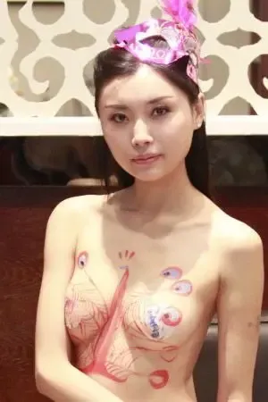 又见人体彩绘! 第27届东莞名家具展美女秀(组图)-