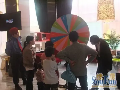 配合现场进行的幸运大转盘抽奖活动