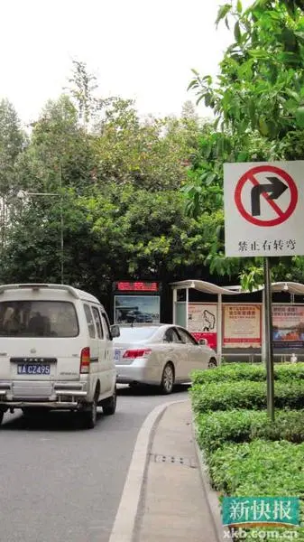 尽管禁止右转弯的标志很显眼,但车主视而不见,继续右转逆行.-华高清图片