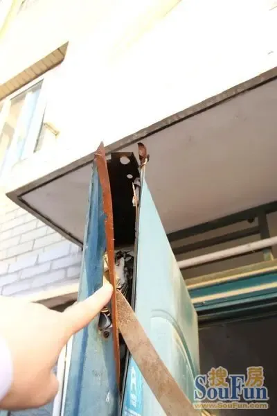 惊爆:安置房是豆腐渣工程 竹篾井盖纸板防盗门